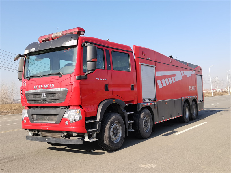 豪沃前四后八水罐消防車（18噸）